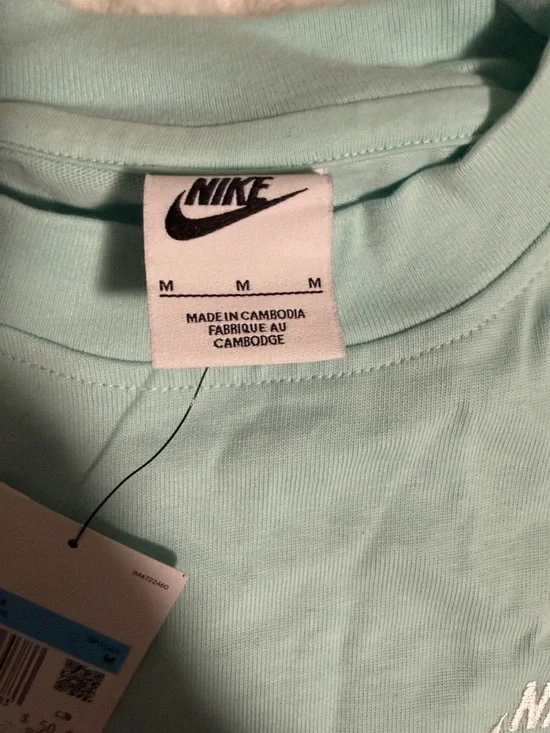 Nike Cropped T-Shirt in Mint - Picture 2 of 5